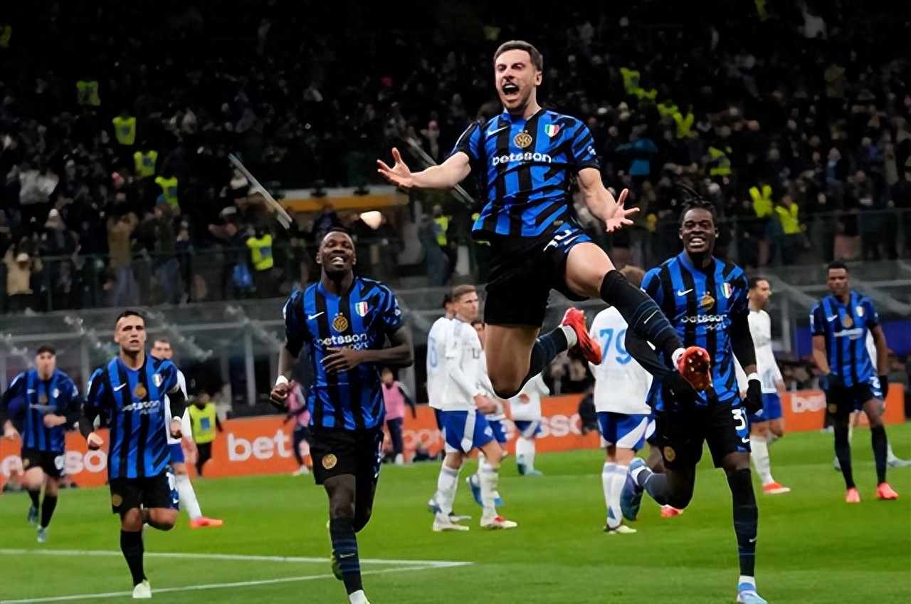 米兰德比大战，AC米兰取得关键胜利