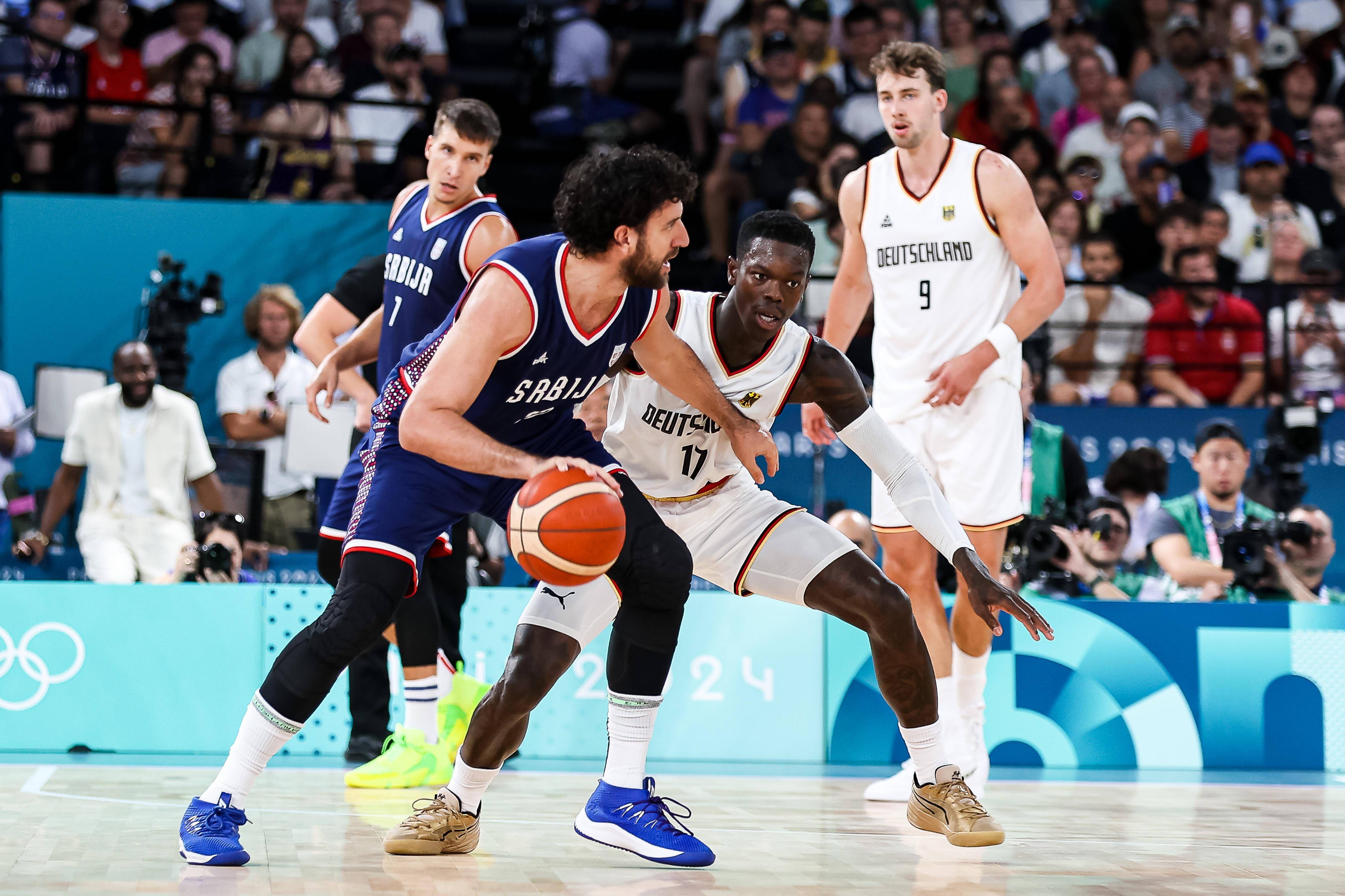 塞尔维亚中锋使出绝技帮助球队逆转比赛 塞尔维亚中锋使出绝技帮助球队逆转比赛