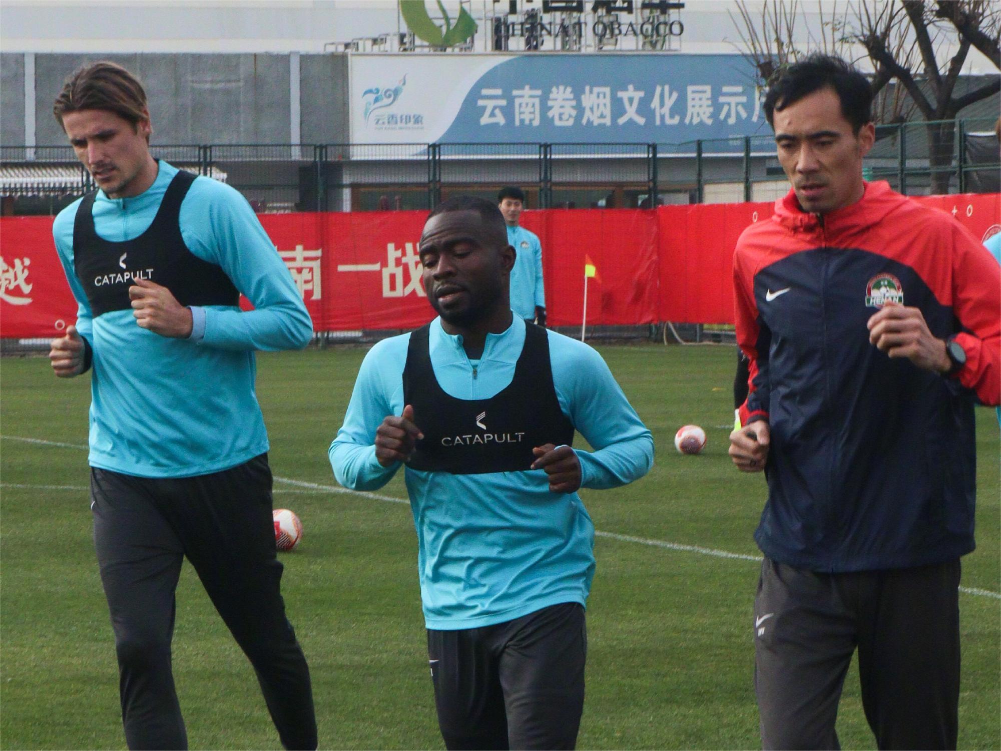 足球职业联赛球队集训备战情况曝光