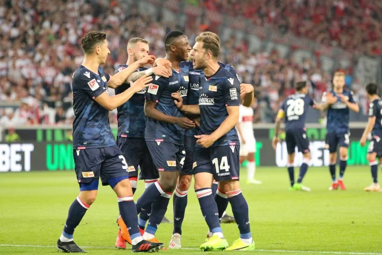 包含尤文图斯前锋在欧冠赛场射入关键进球，带领球队晋级的词条