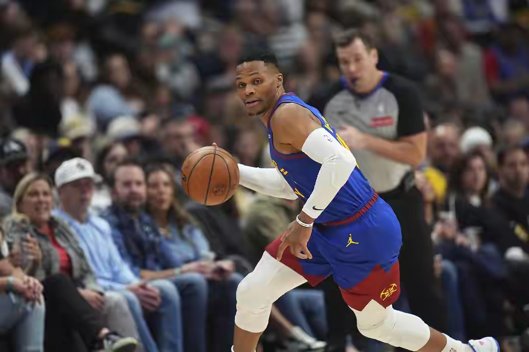 灰熊队后卫在比赛中爆发,砍下三分盛宴 灰熊队后卫在比赛中爆发,砍下三分盛宴