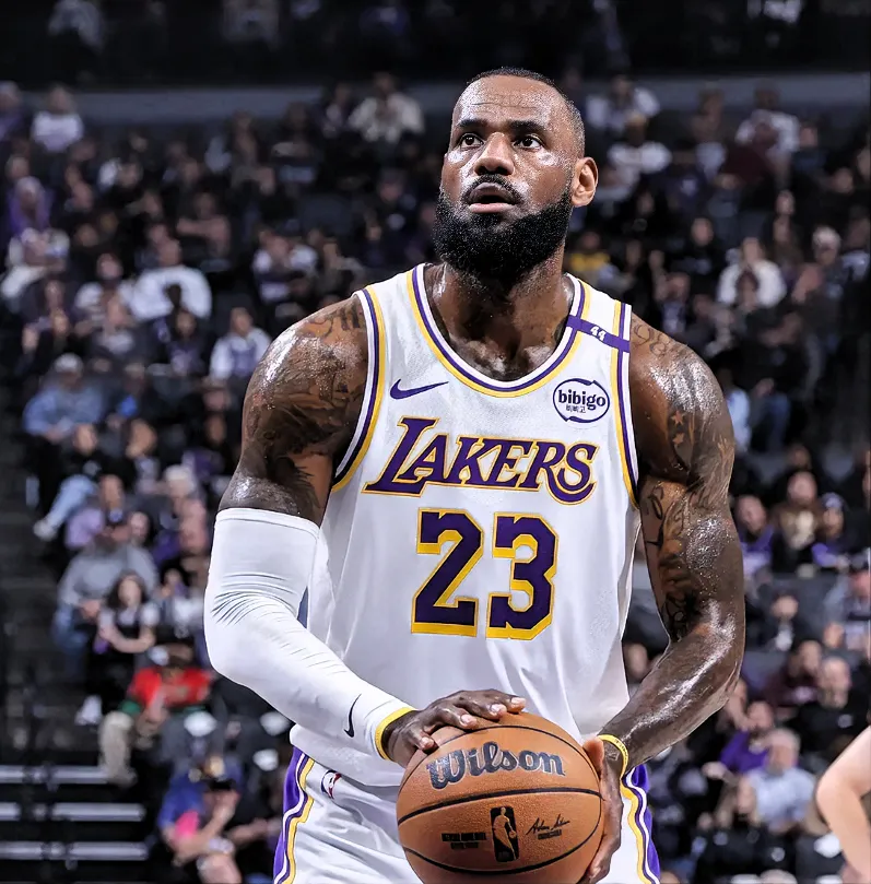 紧张刺激的比赛中,球队一马当先,领先有余 紧张刺激的比赛中,球队一马当先,领先有余