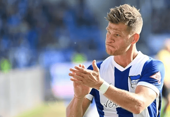 关于柏林赫塔主场击败对手，积分榜稳定领先的信息