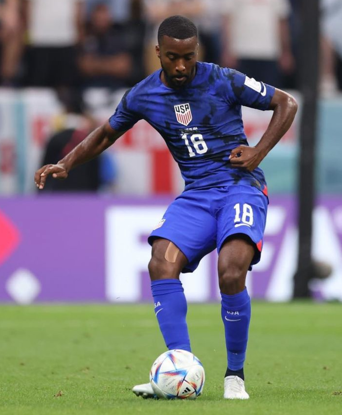 包含沙尔克队员士气低迷，主教练面临考验的词条