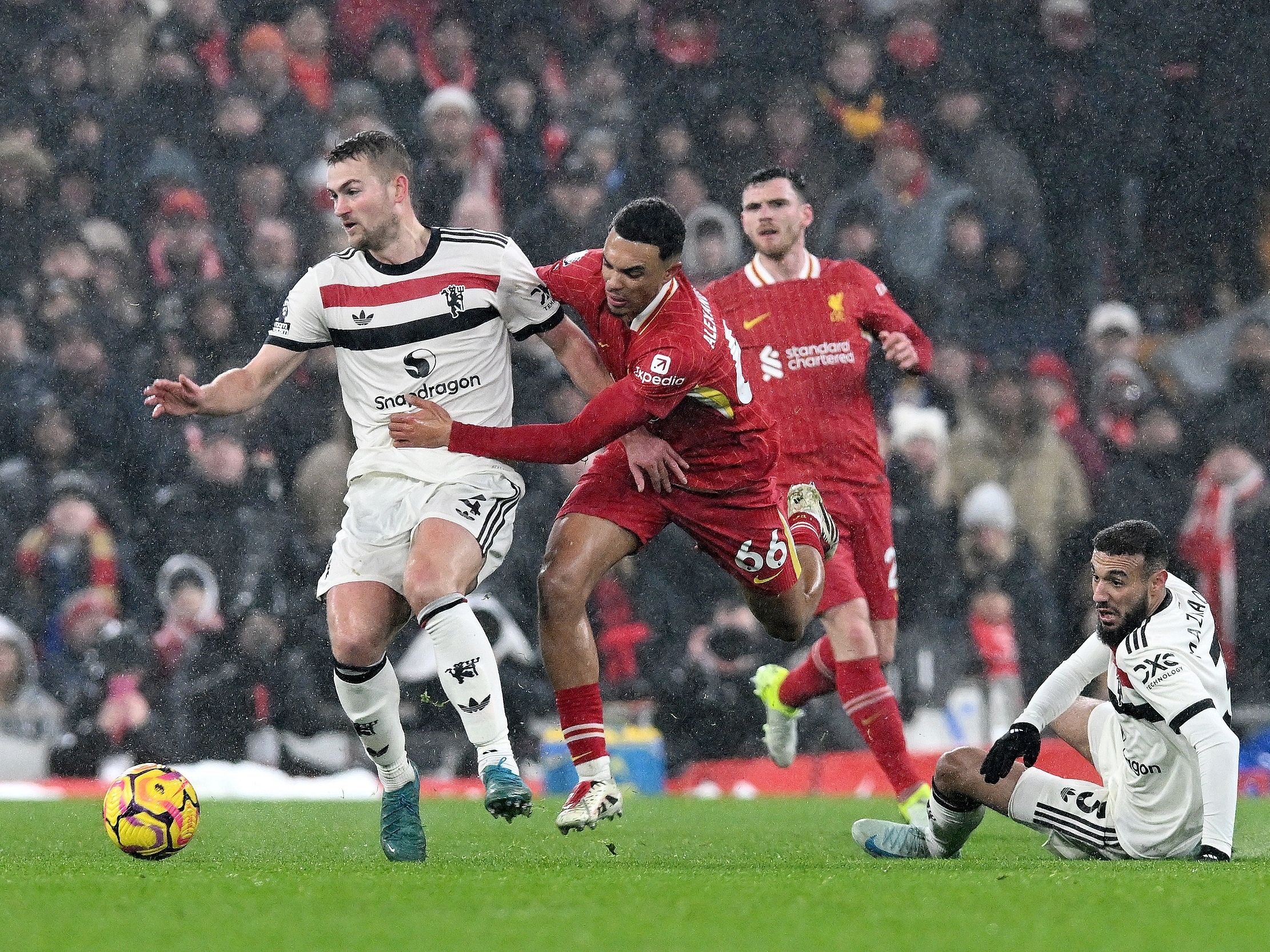 开云体育在线-红蓝大战！英格兰劲旅争夺国际足坛荣耀的简单介绍