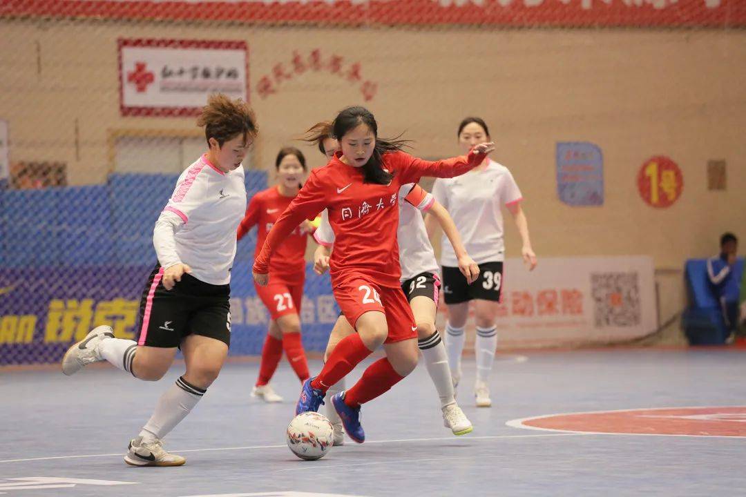 开云APP-世界各国女性足球运动员备战巅峰赛事