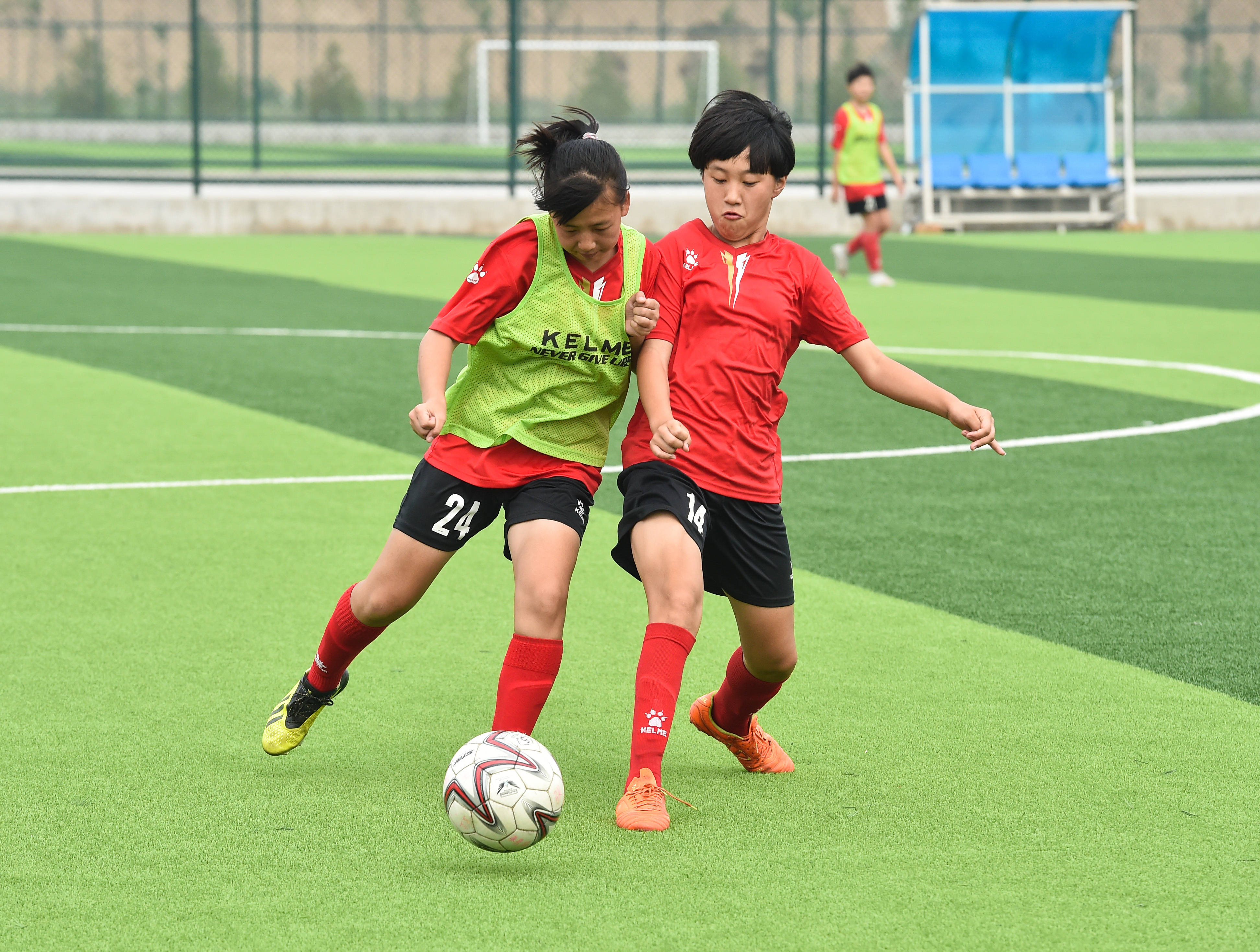 世界各国女性足球运动员备战巅峰赛事 世界各国女性足球运动员备战巅峰赛事