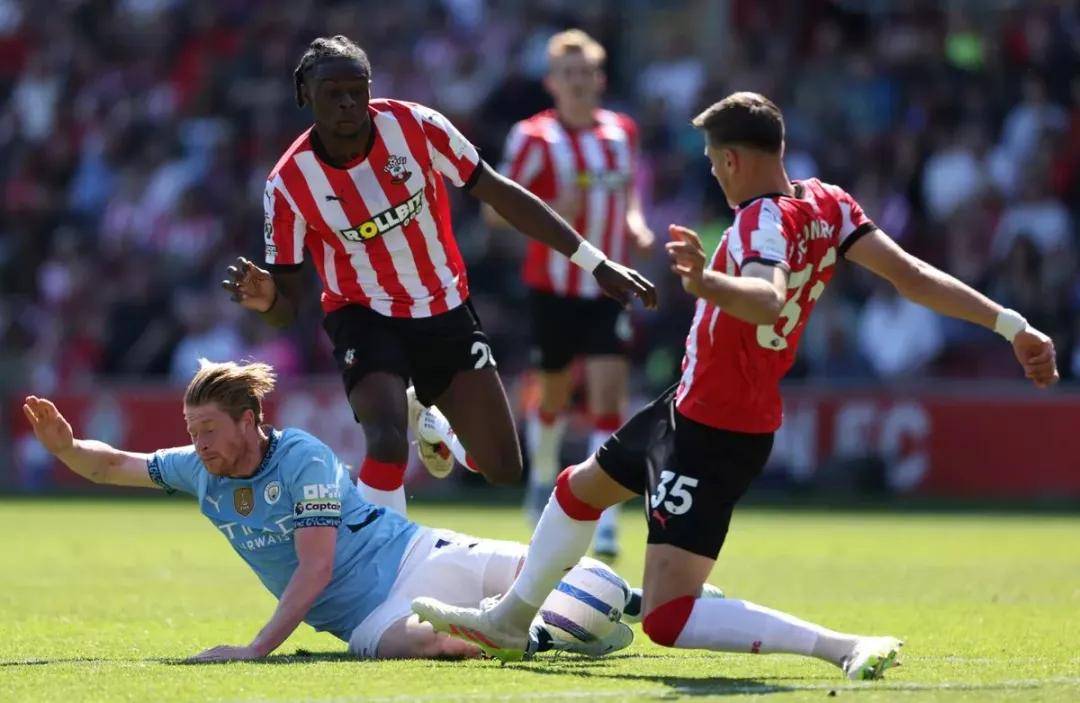 开云体育官方网站-比赛进入白热化，场上场下全情投入