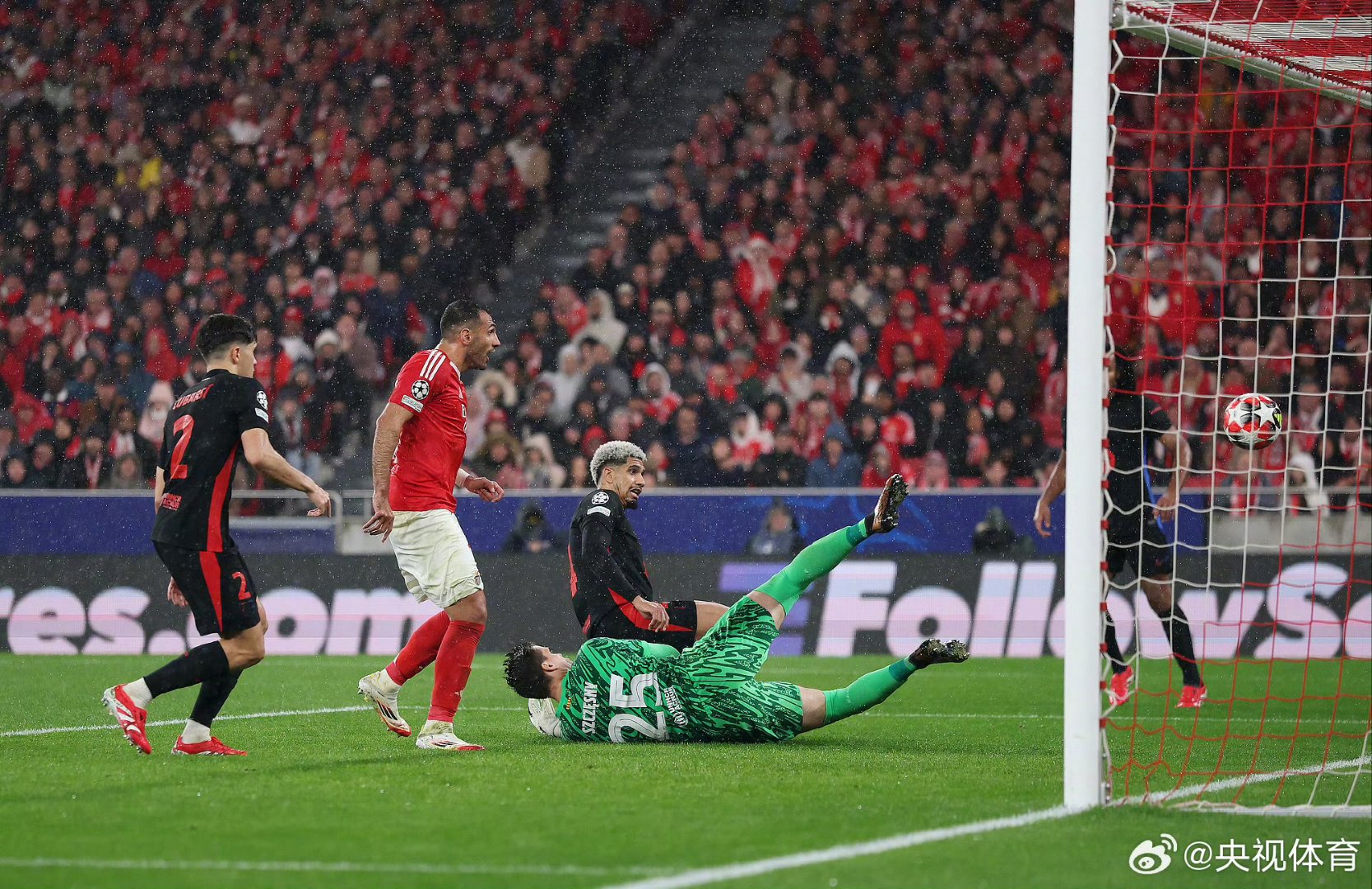 包含法国足球赛场上传来惊人绝杀！的词条