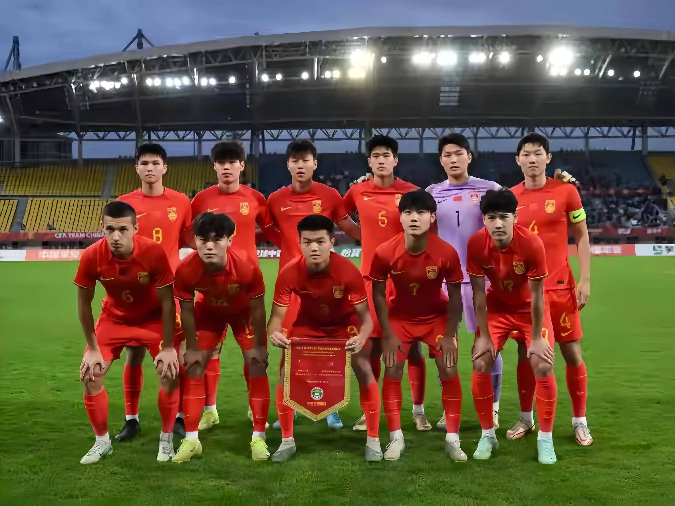 国内足球赛况紧张：球队冲击冠军备受期待的简单介绍