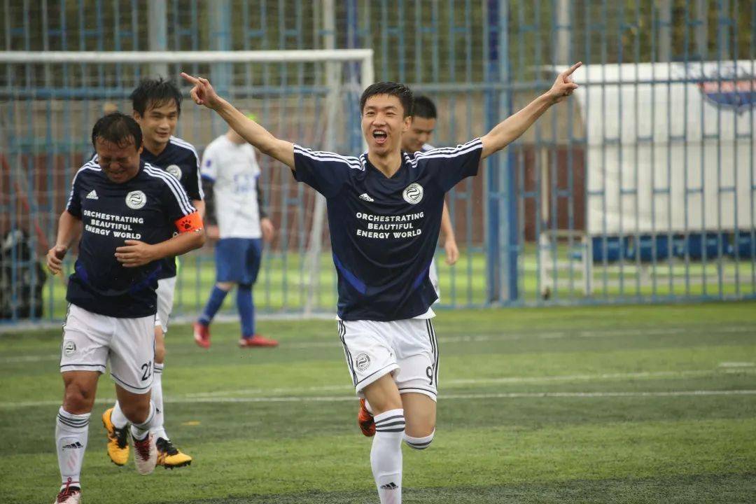 开云体育官网-激烈比赛中的壮烈拼搏，一触即发