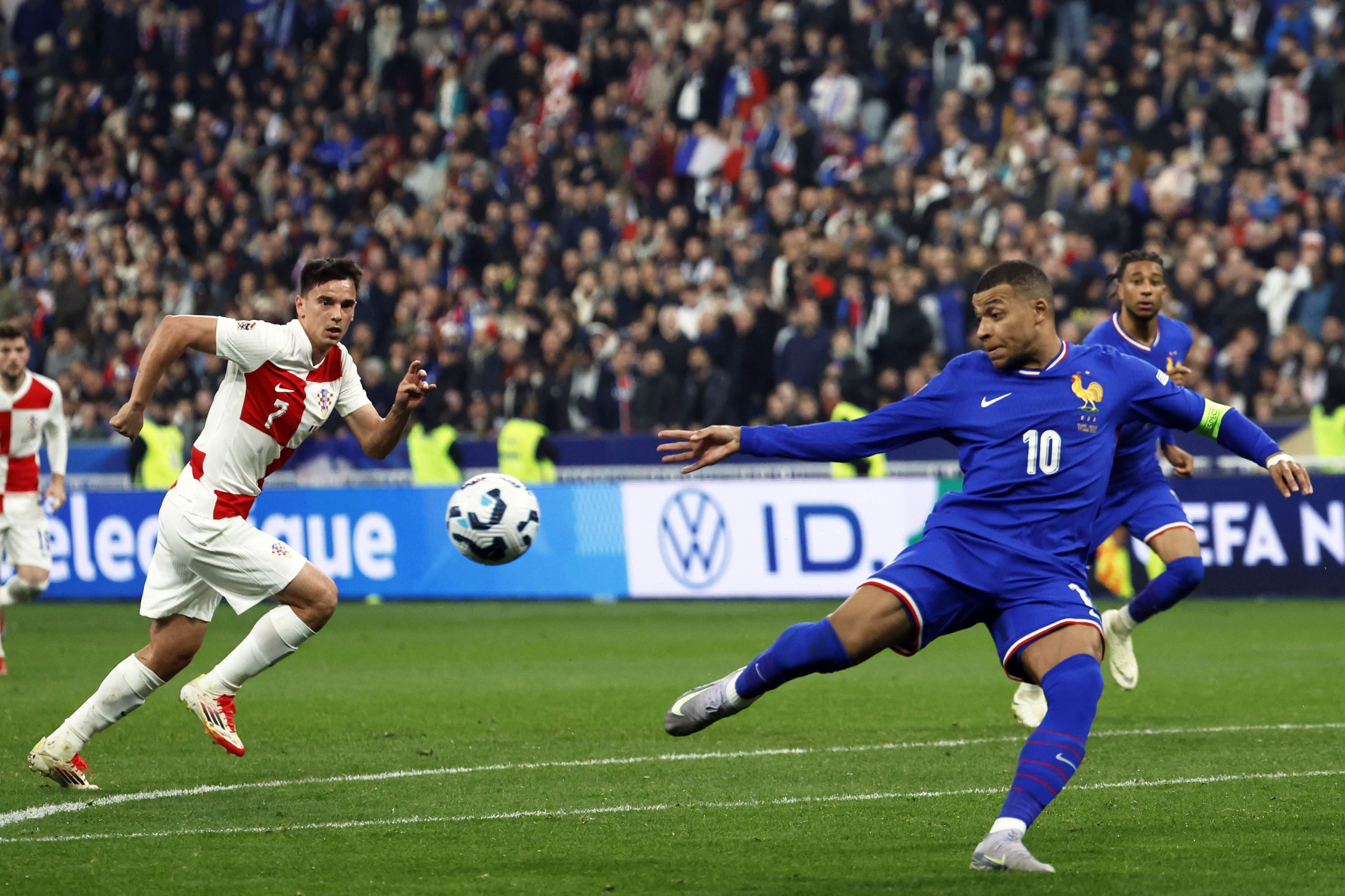 欧国联球队展开一轮又一轮的激烈争夺