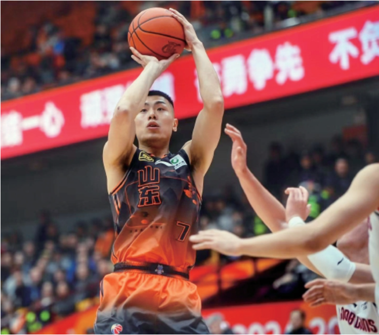 山东男篮客场大胜新疆队，主场三连胜助力晋级的简单介绍