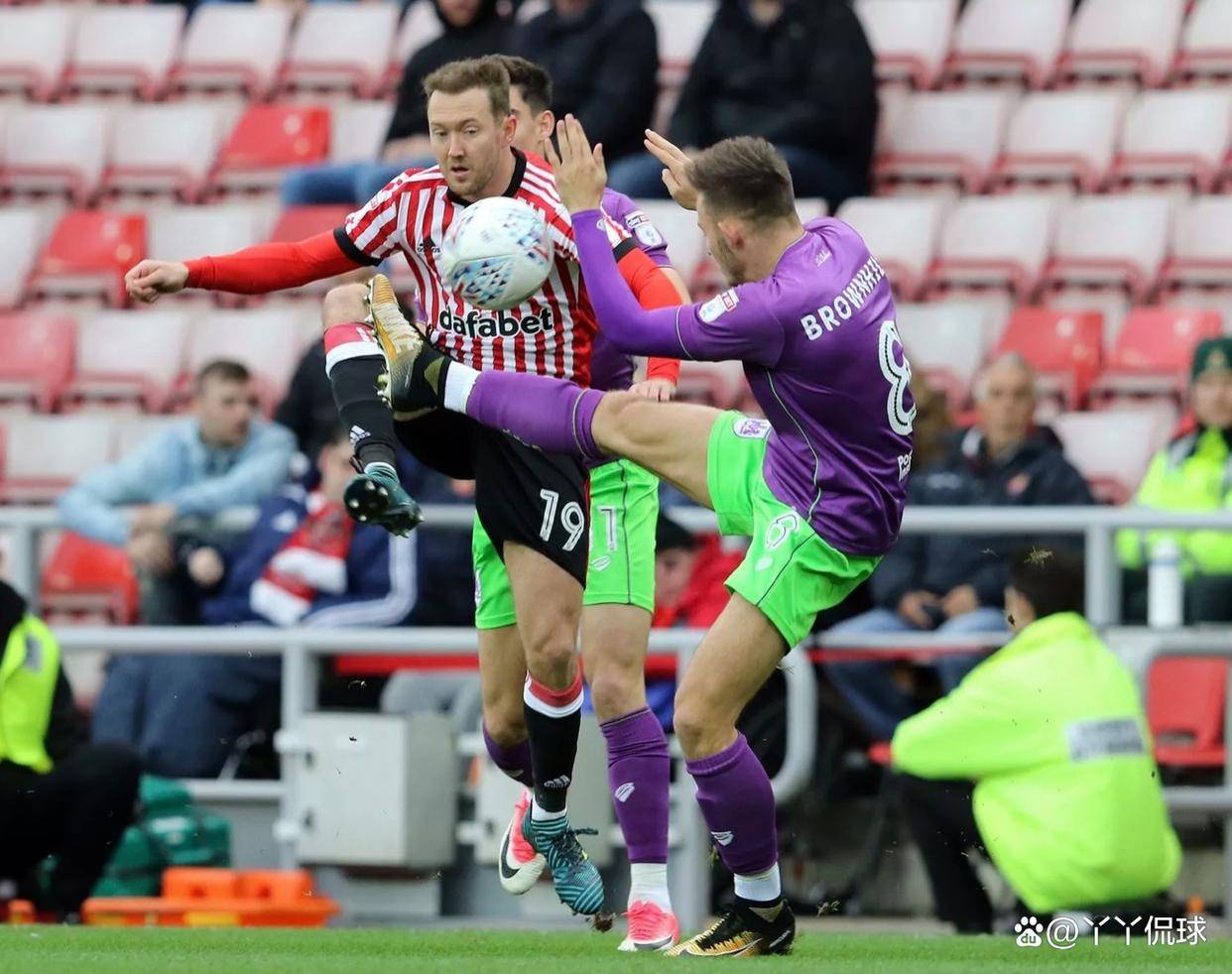 桑德兰球迷全程欢呼助威,球队热情的简单介绍 桑德兰球迷全程欢呼助威,球队热情的简单介绍