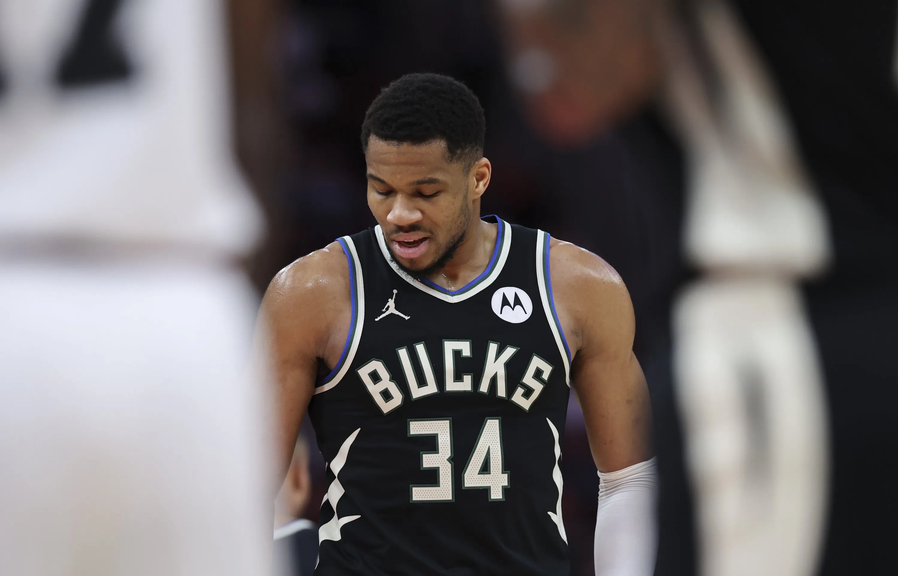 雄鹿逆袭独行侠，取得关键胜利