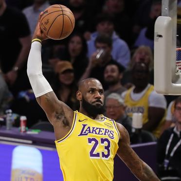 世界杯重磅对决：湖人迎战詹姆斯，表现神勇的简单介绍