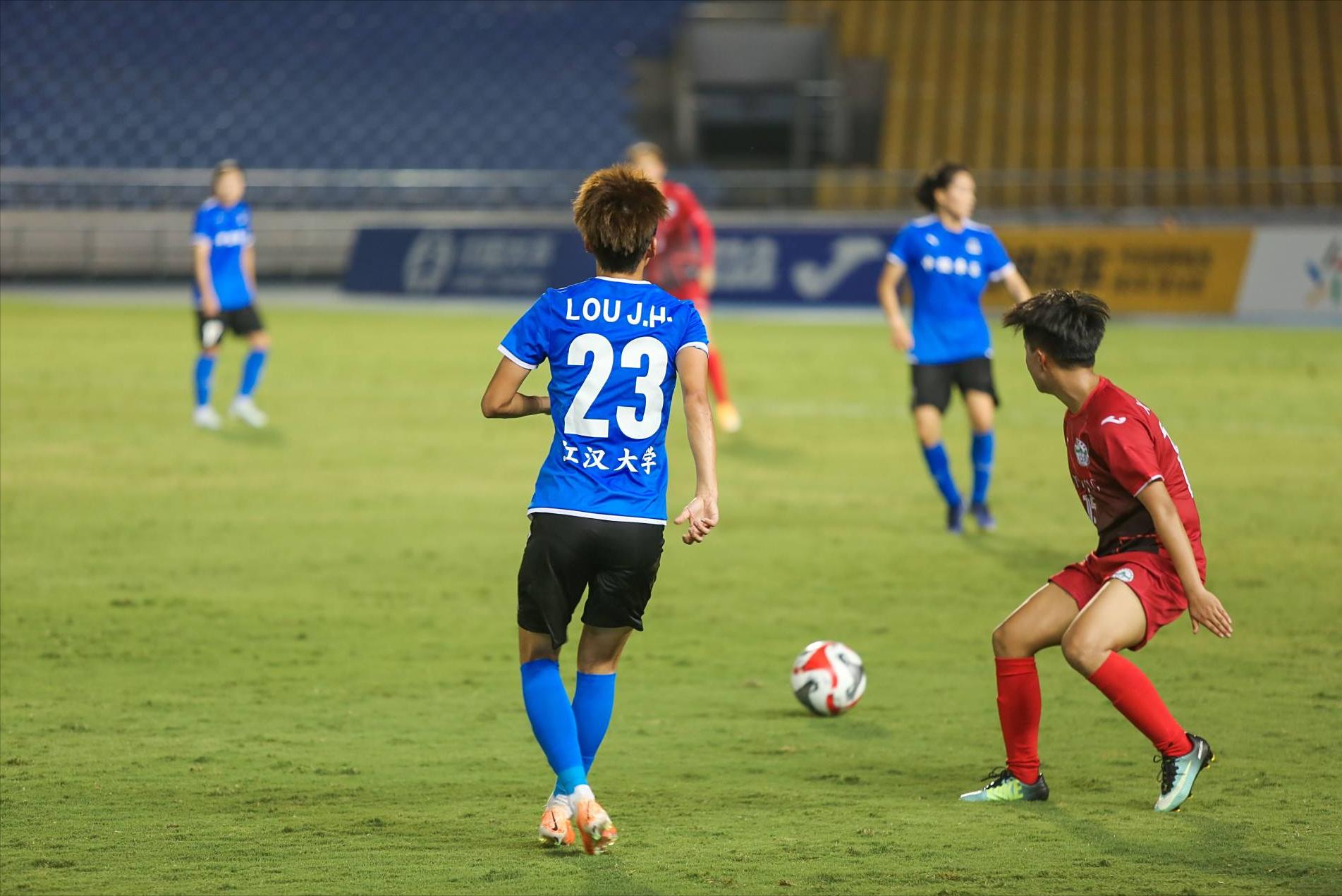 重庆队客场取胜，以小组第一晋级