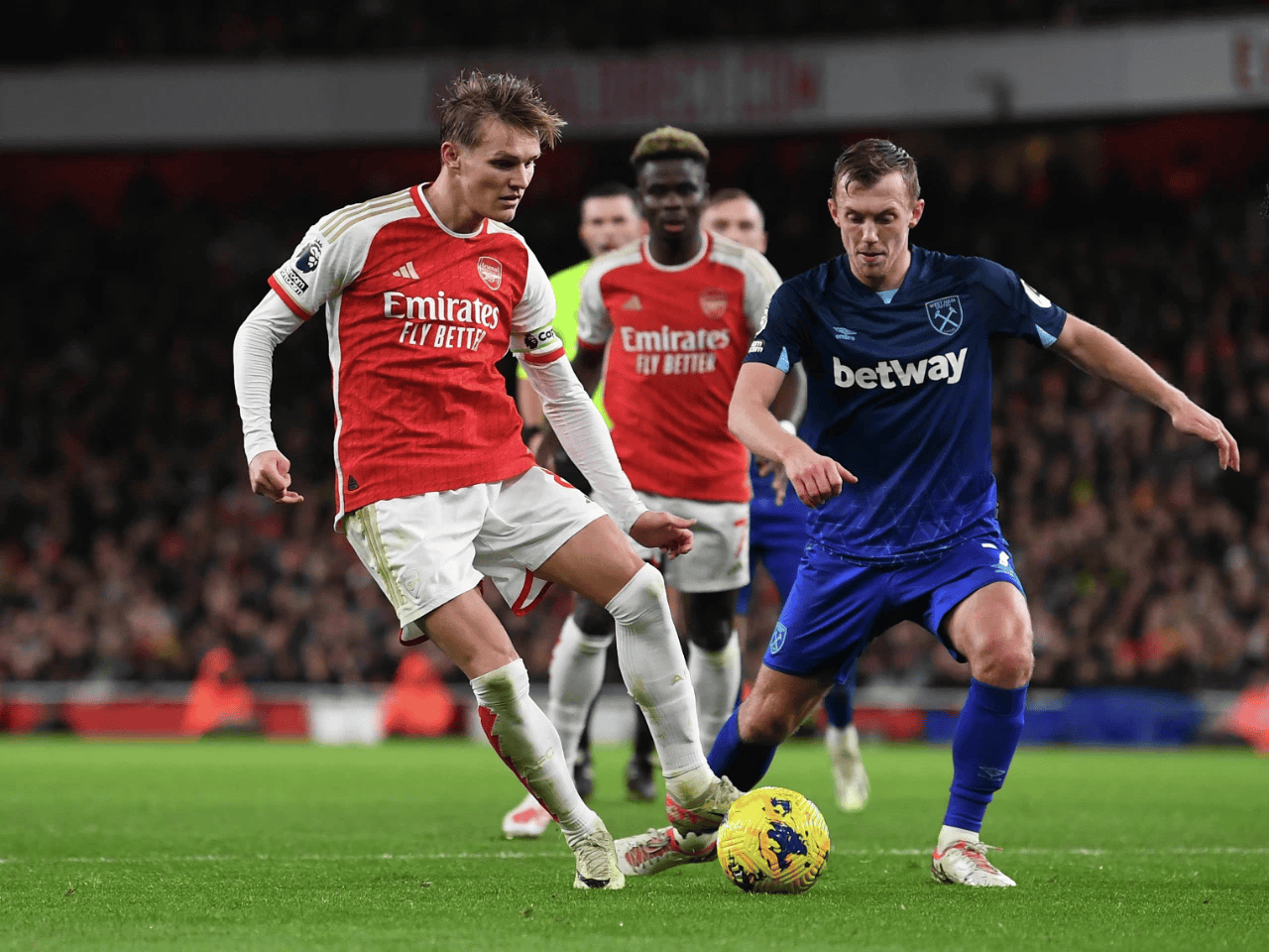 包含伯恩茅斯与西汉姆对决，一触即发的词条