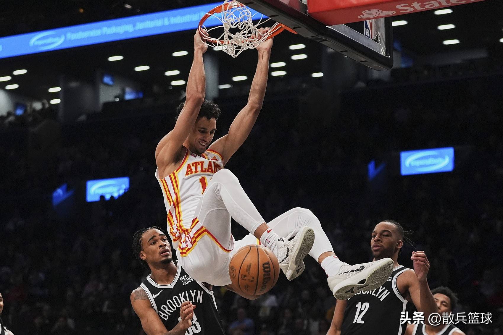 老鹰队球员通宵训练备战难关