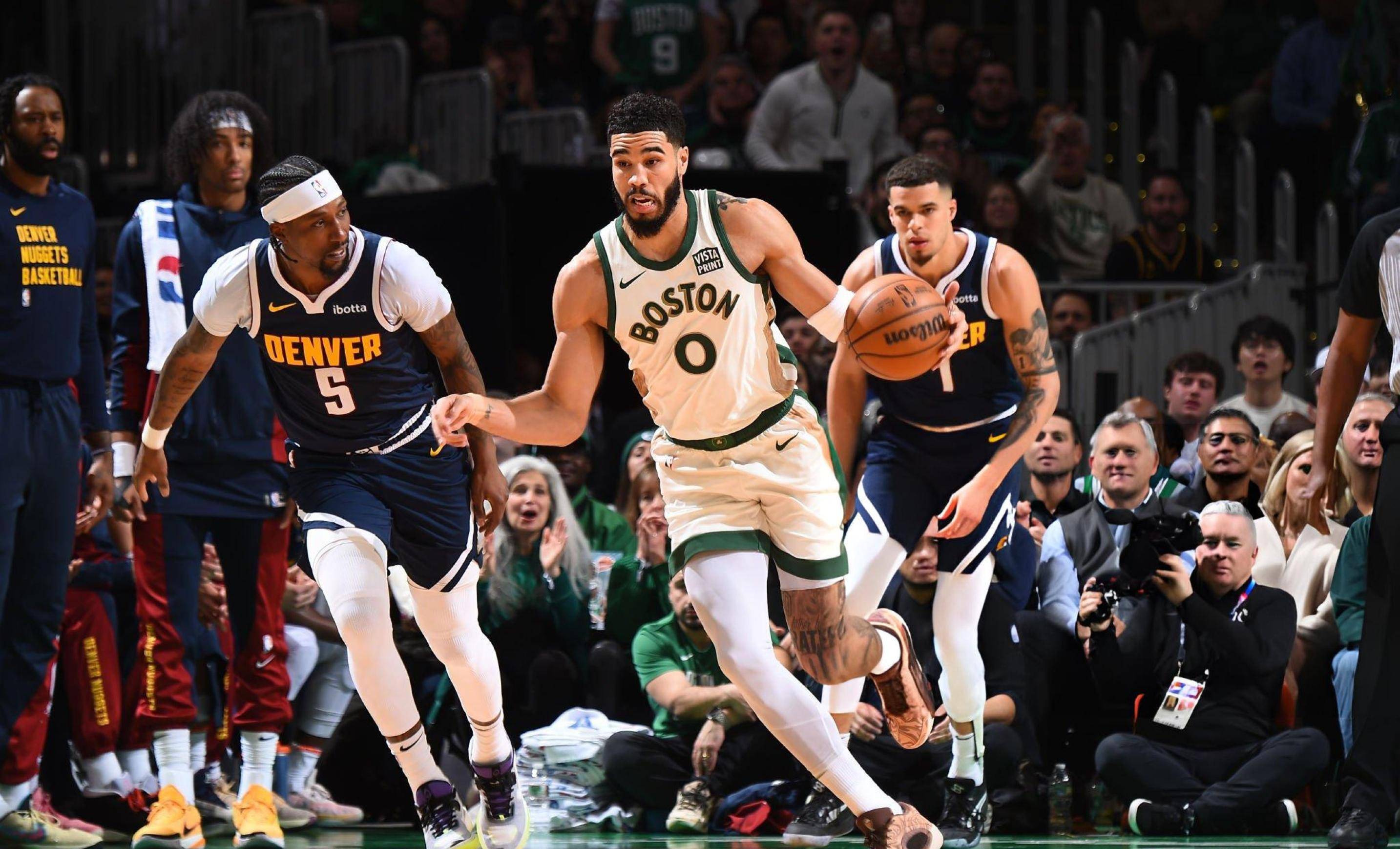 关于雄鹿客场力克掘金保持不败的信息