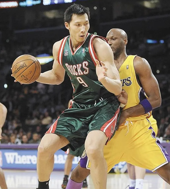 山东队逆转雄鹿，易建联统治全场