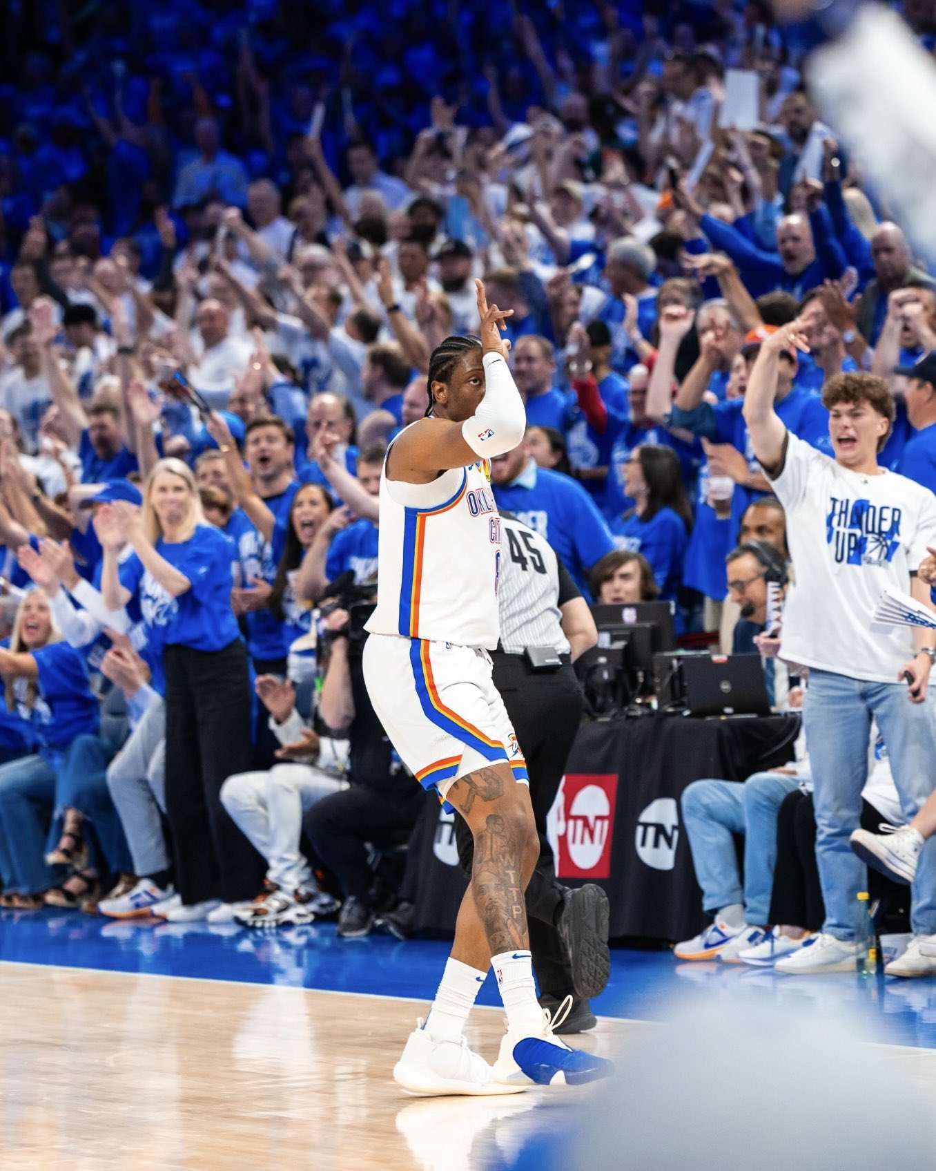 开云体育平台APP-NBA季后赛之夜，东契奇全程高能输出